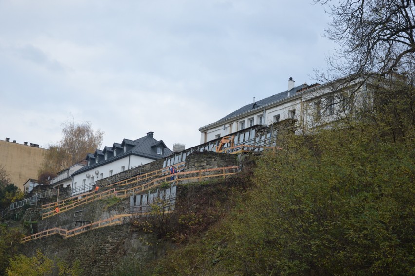 Grybów. Miliony na walkę z osuwiskiem. Trwają prace stabilizacyjne. Zdjęcia budzą nadzieję 