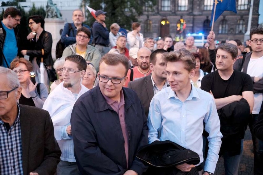 Skromna demonstracja KOD-u na placu Wolności [ZDJĘCIA]