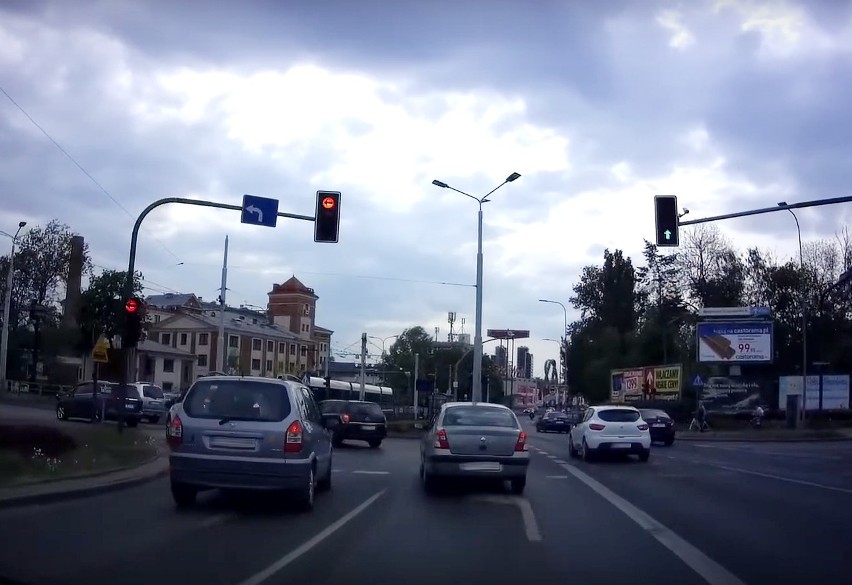 Na czerwonym za wszelką cenę. Piraci na rondzie Fordońskim w Bydgoszczy [wideo]