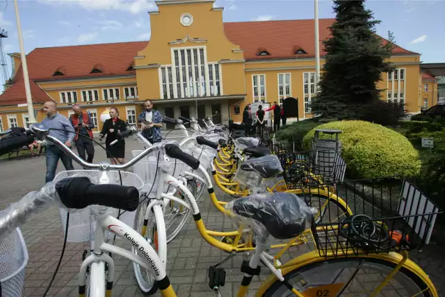 Od lat Koleje Dolnośląskie promują się jako spółka przyjazna rowerzystom. W Legnicy nawet konduktorzy KD korzystają ze stacji z rowerami (na zdjęciu). Niestety, nie wszystkie punkty regulaminu sprzyjają rowerzystom. Boleśnie przekonał się o tym nasz Czytelnik...