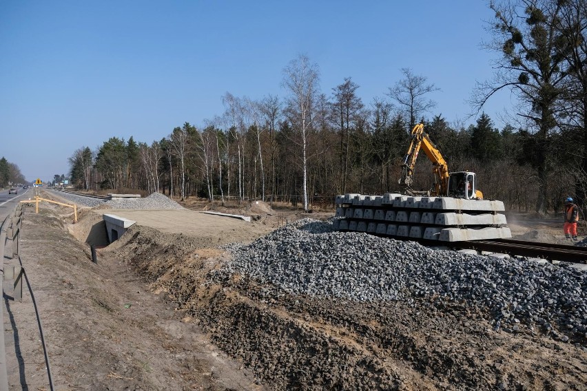 Pracownicy firmy remontującej linię kolejową z Torunia do...