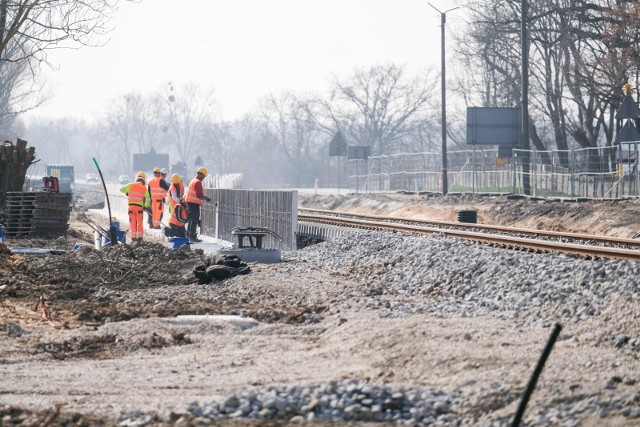 Pracownicy firmy remontującej linię kolejową z Torunia do Chełmży ułożyli już nowe tory. Trwa przebudowa peronów w Łysomicach i Grzywnie.