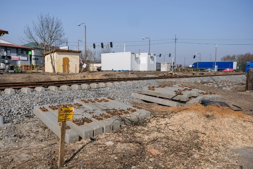 Pracownicy firmy remontującej linię kolejową z Torunia do...