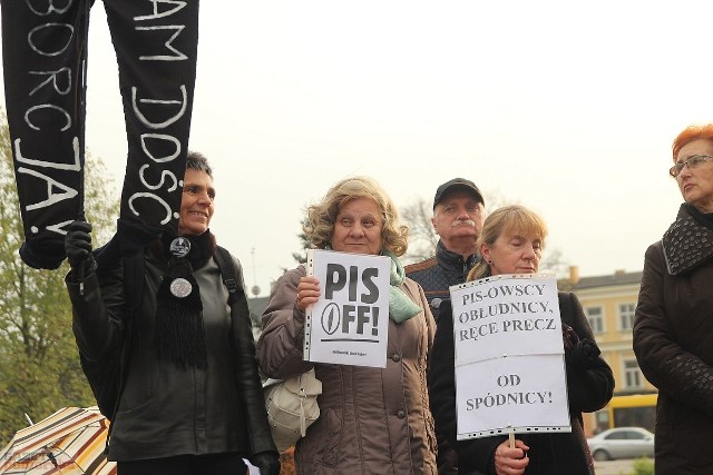 Po raz drugi w październiku włocławskie kobiety zgromadziły się na placu Wolności. To część ogólnopolskiego protestu. ".PiS-owscy obłudnicy, ręce precz od spódnicy", "Nikt nie ma prawa dyktować nam, jak mamy żyć", Rząd nie ciąża, da się usunąć" oraz "PiS off" - takie hasła widniały na transparentach.