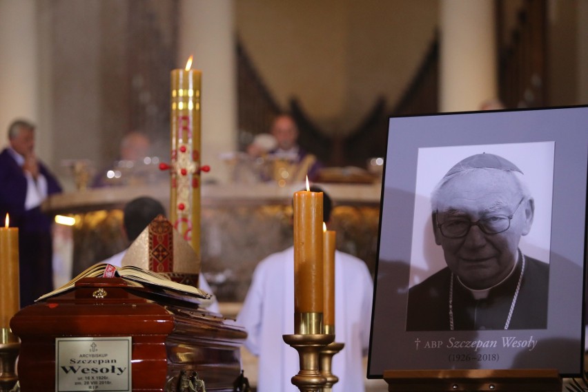 Pogrzeb arcybiskupa Szczepana Wesołego. Zmarły,, zgodnie ze...