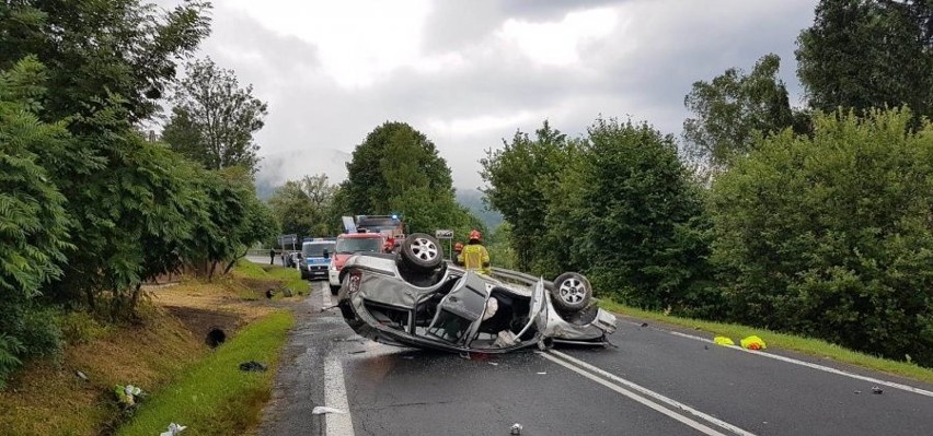 Wypadek w Brzegach Dolnych niedaleko Ustrzyk Dolnych. Dachował samochód, cztery osoby ranne