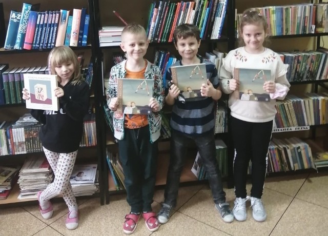 Uczniowie z pierwszych klas szkoły podstawowej numer 2 w Przysusze mieli swoją lekcję czytelnictwa w bibliotece.