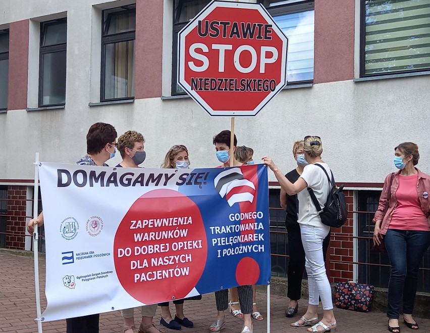 Strajk ostrzegawczy pielęgniarek i położnych. Pikieta przed szpitalem w Tarnobrzegu. "Stop ustawie Niedzielskiego" (ZDJĘCIA)