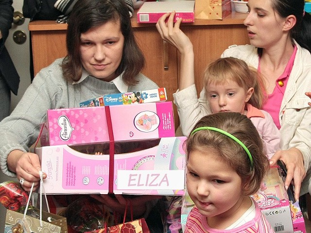 Monika Cyza z córeczką Elizą bardzo się wzruszyły, że są ludzie, którzy chcą pomagać oraz dawać innym radość