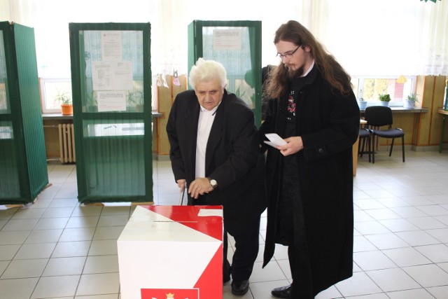 Głosowanie w komisji mieszczącej się w szkole w Lipie. Tu frekwencja była dobra, bo wiekszoiść wierzy w samodzielność.