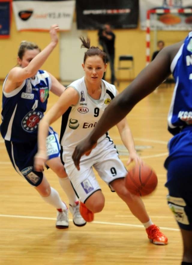 Weronika Idczak (z piłką) w meczu z Wilkami Morskimi Szczecin zdobyła trzynaście punktów