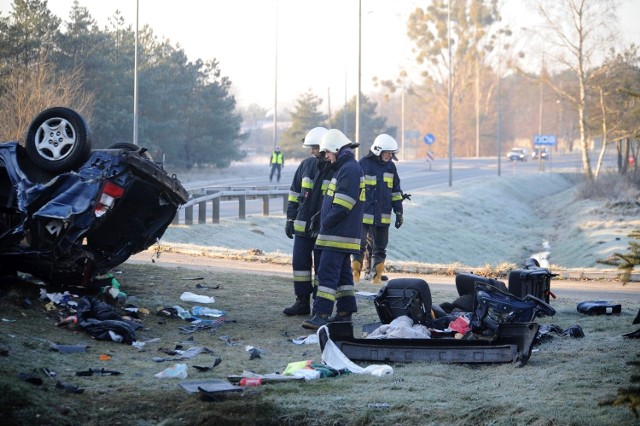 W sobotę, około godziny 7.00, na drodze krajowej nr 10 w Skępem doszło do tragicznego wypadku. Z niewyjaśnionych dotąd przyczyn kierowca samochodu osobowego marki hyundai najechał na przydrożną barierkę, w wyniku czego auto dachowało. Samochodem podróżowało pięć osób, niestety trzy z nich, w tym dwoje dzieci (11-letni chłopiec i 9-letnia dziewczynka) zginęło na miejscu. Dwie osoby, w wieku 54 i 70 lat z obrażeniami zostały przetransportowane do szpitala.Przyczyny tragedii wyjaśniają policjanci pod nadzorem prokuratora.Info z Polski - przegląd najciekawszych informacji z kraju [20.12.2017]