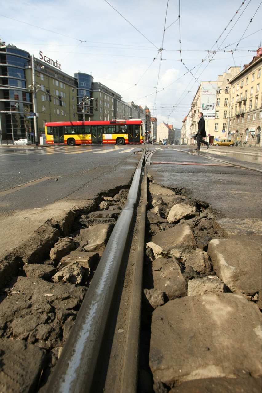 Remonty wrocławskich ulic i torowisk do poprawki. Na...