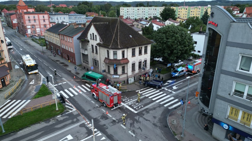 Groźna kolizja w Lęborku. Bus uderzony przez vw passata omal nie potrącił pieszych  