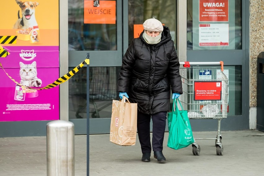 Koronawirus Pabianice. Wolontariusze kupują seniorom leki na receptę, mrożonki i chleb