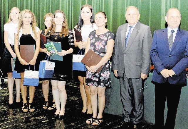 Studentki, które miały najwyższe średnie, otrzymały dyplomy i upominki z rąk rektora Zbigniewa Ślipka (drugi z prawej)