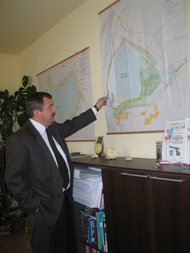 Zbigniew Buczek, prezes zarządu Kopalni Machów pokazuje teren, którym w przyszłości mogłaby zarządzać powołana przez Skarb Państwa spółka.