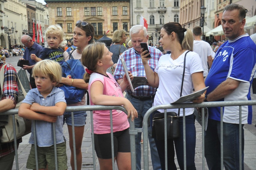 Kraków. Lekcja śpiewania na Małym Rynku. Tłumy krakowian zaśpiewały w hołdzie powstańcom [ZDJĘCIA]