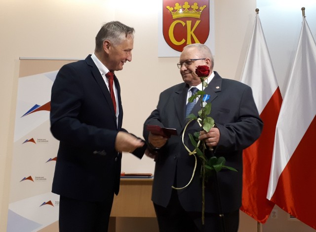 Andrzej Sarwa (z prawej) przyjmuje medal z rąk wojewody świętokrzyskiego Zbigniewa Koniusza.