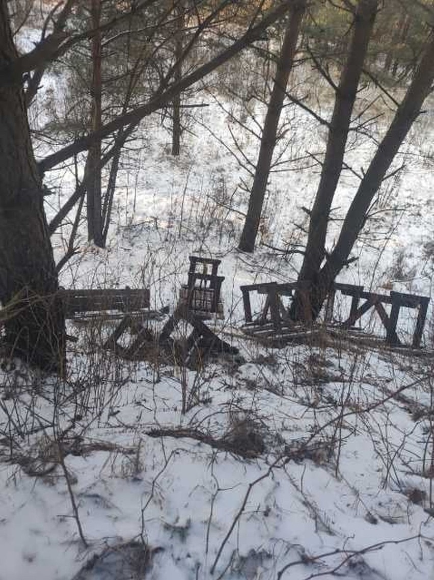 Wandal zniszczył obiekt we wsi Górki w gminie Bliżyn. Z piłą motorową ruszył na altanę [ZDJĘCIA]