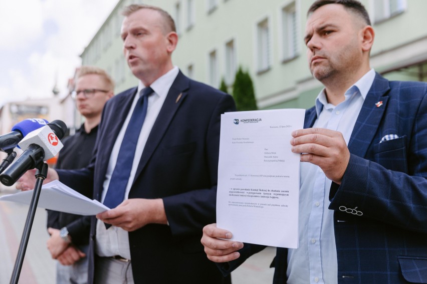 Jacek Ćwięka (z prawej) pokazuje wniosek Konfederacji o...