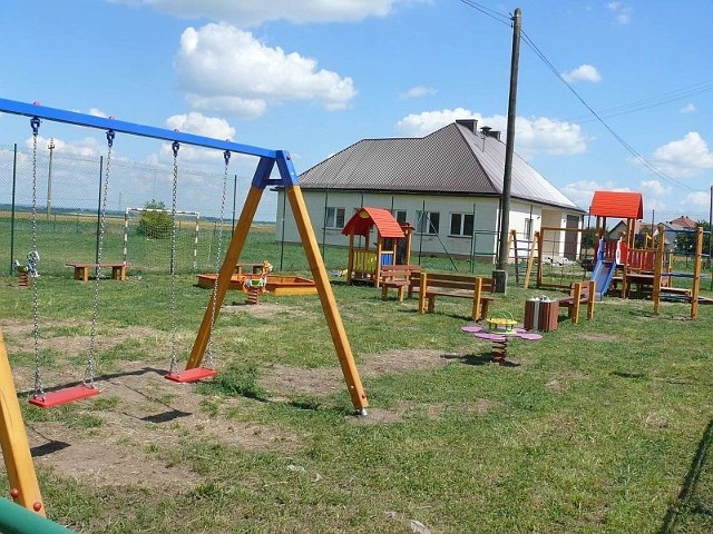 W trzynastu sołectwach są już ogrodzone, pięknie wyposażone place zabaw - takie, jak ten w Nieprowicach.