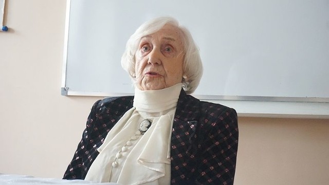 Lucyna Adamkiewicz, pseudonim Ewa, łączniczka w Zgrupowaniu "Chrobry I", opowiadała licealistom o czasach wojny.