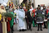 Niedziela Palmowa w Sępólnie. Jezus wypuścił gołąbki przed kościołem [zdjęcia]