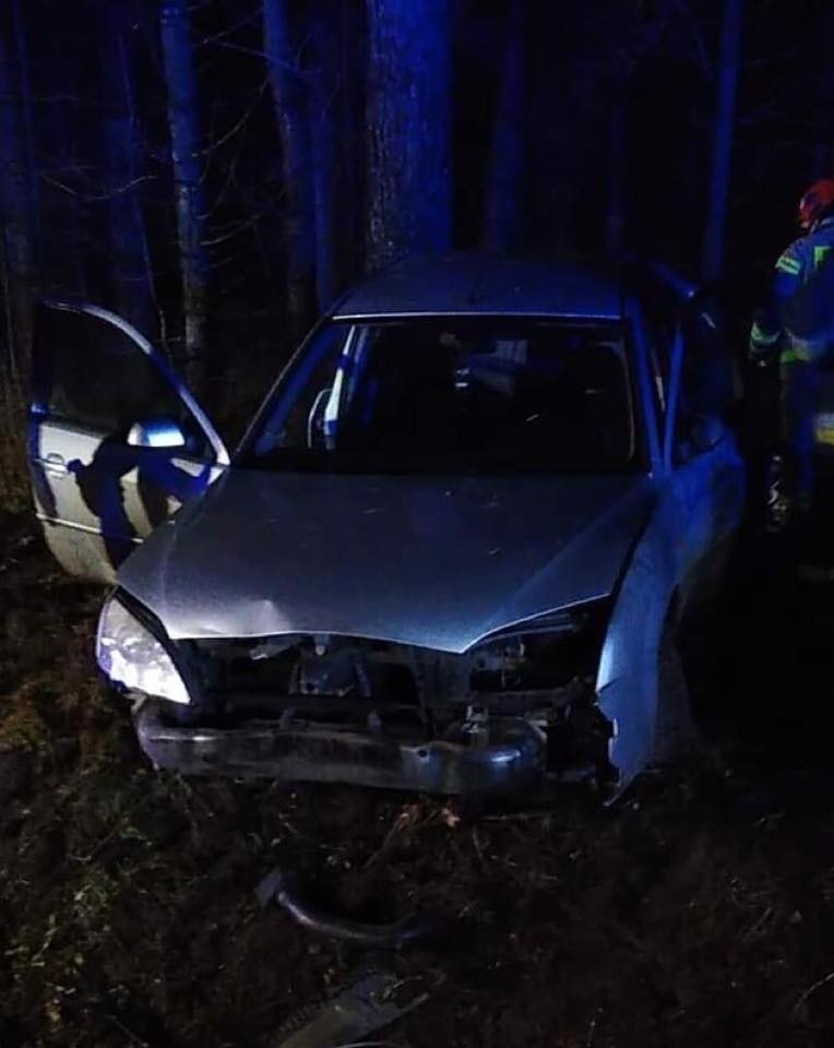 Rybniki. Groźny wypadek na DK 8. Auto w rowie, dwie osoby ranne [ZDJĘCIA]