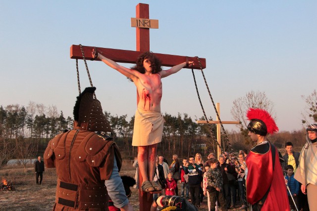 To już drugi raz kiedy procesje upamiętniające ukrzyżowanie Jezusa Chrystusa nie mogą się odbyć z uwagi na trwającą pandemię korona wirusa. Przypominamy inscenizację przygotowaną przez duchownych i wiernych z parafii w Tarpnie w roku 2019