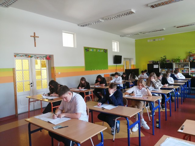W środę ósmoklasiści zdawali egzamin z matematyki. Na zdjęciu uczniowie Szkoły Podstawowej numer 3 w Suchedniowie.