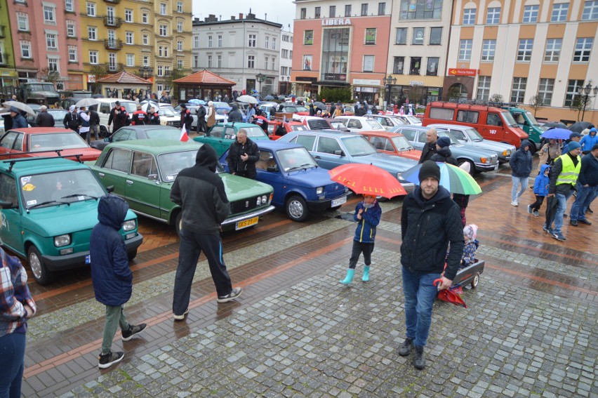 Na rynku w Chojnicach spotkali się fani motoryzacji. Tej starszej, wojskowej i zabytkowej |ZDJĘCIA