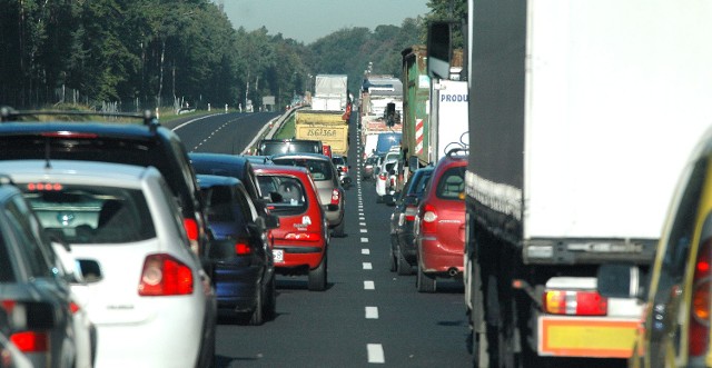 Przejazd przez ulicę Szosa Stargardzka trwa ponad godzinę. Kierowcy stoją w korkach od samego rana.