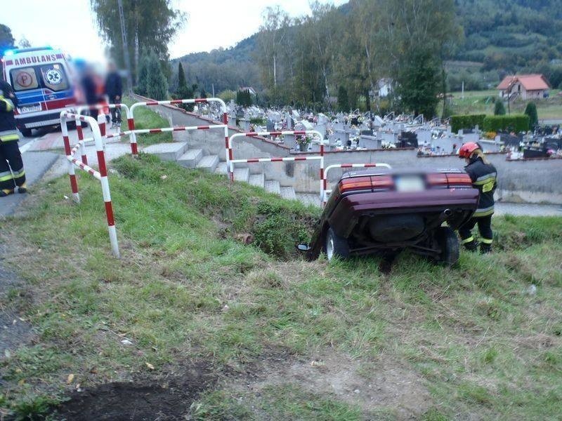 Auto rozbite przy cmentarzu [ZDJĘCIA]