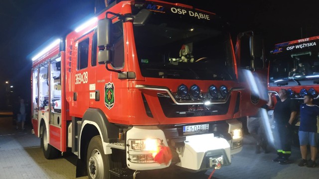 Nowy wóz strażacki został dostarczony do OSP Dąbie na początku sierpnia. Na przyjazd samochodu czekało wiele osób. Ponad 100 ludzi zebrało się na placu przed remizą