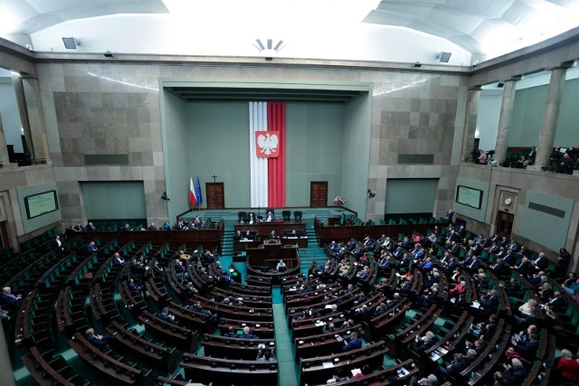 Ugrupowanie Jarosława Kaczyńskiego odnotowało wzrost poparcia.