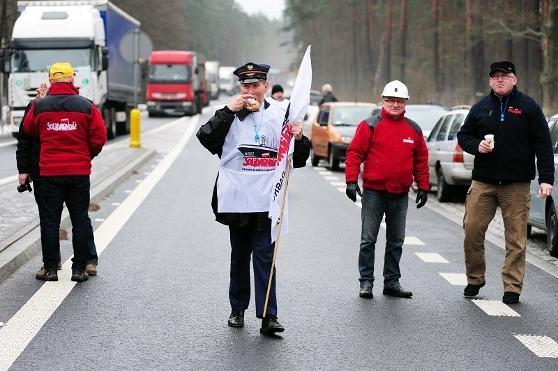 Strajk na Śląsku: Górnicy zablokowali drogi DK1 w...