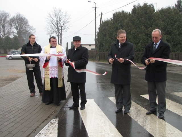 Drogę oficjalnie otworzyli (od prawej): Jacek Kozłowski, Zbigniew Kamiński, Marek Pasztaleniec oraz ks. Piotr Kapelański.