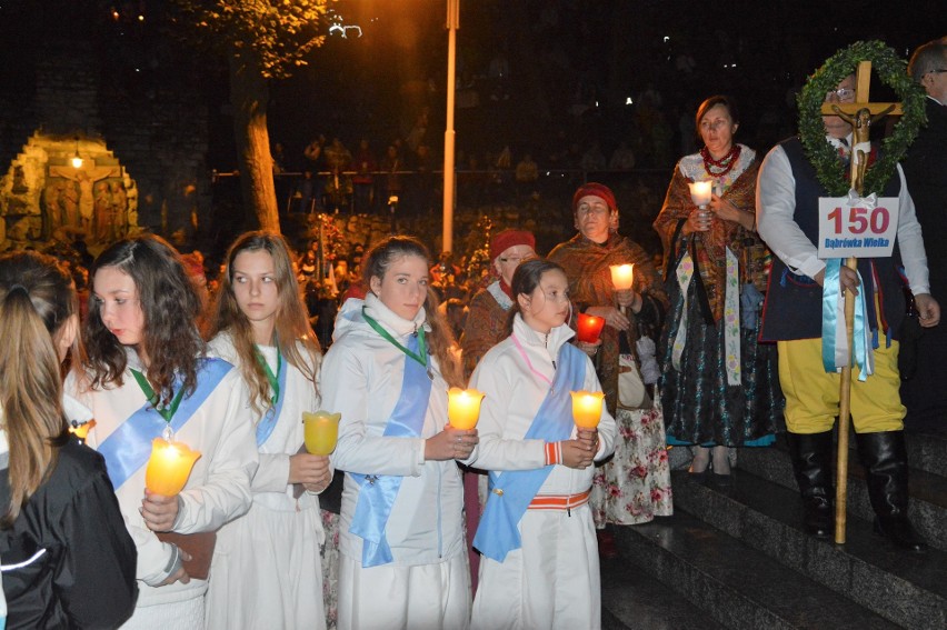 W sobotę wieczorem, mimo zimna i padającego deszczu, grota...