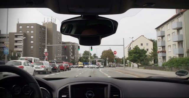 Inteligentne skrzyżowanie: Informacje przesyłane do pojazdu (przez sieć Wi-Fi) z infrastruktury zarządzania ruchem ulicznym oraz innych pojazdów mogą ułatwić wygenerowanie zaleceń dotyczących jazdy na skrzyżowaniach, które są przekazywane kierowcy w ramach intuicyjnej interakcji człowiek–maszyna. Dzięki temu kierowca może wjechać na skrzyżowanie w sposób komfortowy, bezpieczny oraz energooszczędny. Zwiększa się również prawdopodobieństwo, że uda mu się przejechać je bez zatrzymywania. Fot: Opel