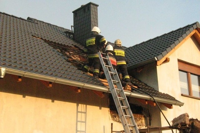 Strażacy musieli zlokalizować źródło ognia za pomocą kamery termowizyjnej.