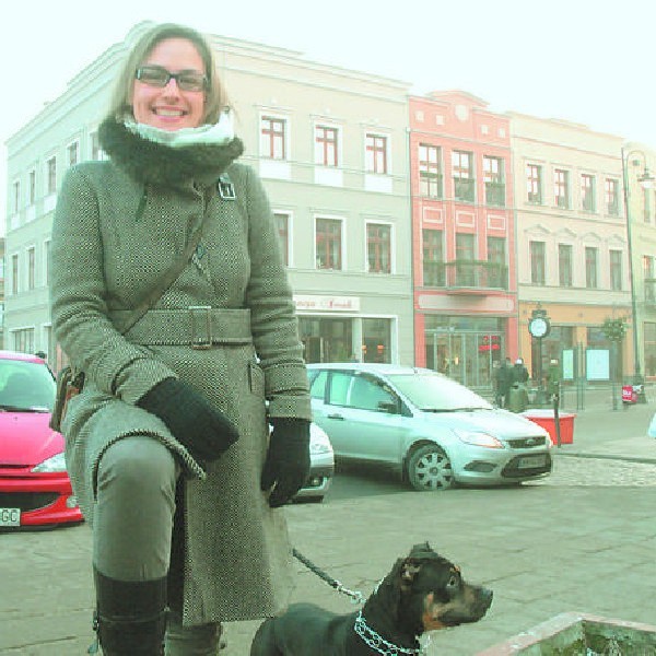 - Kamienice pana Sowy wyglądają jakby stały tu od zawsze, a nie od roku. I to jedzenie... - zachwyca się Marta.