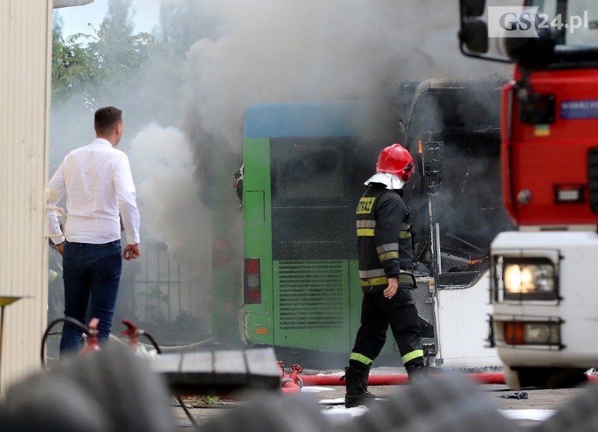 Pożar w bazie PKS w Szczecinie. Trzy autobusy spłonęły doszczętnie [ZDJĘCIA, WIDEO] 