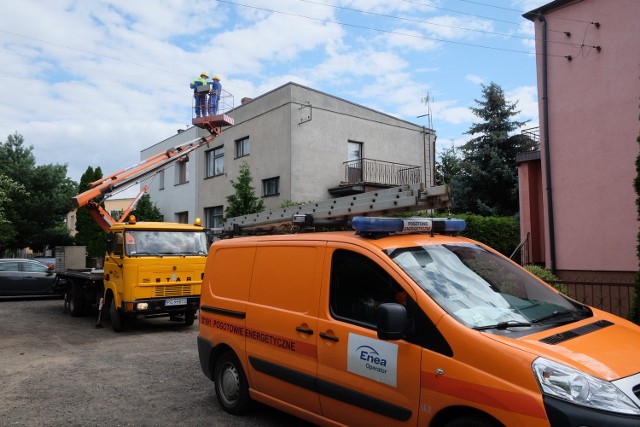 Poznaniacy, mieszkający przy ulicy Sławińskiej, przez dwa dni musieli czekać na naprawę zerwanych podczas burzy linii energetycznych