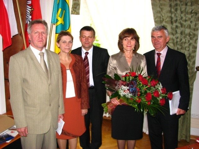 Nowo wybrany Zarząd Rejonowy PCK w Ostrowi Mazowieckiej. Od lewej stoją: Tomasz Skibicki, Barbara Kędziora, Tadeusz Legacki, Anna Samsel, Władysław Krzyżanowski &#8211; nowy prezes ostrowskiego PCK.