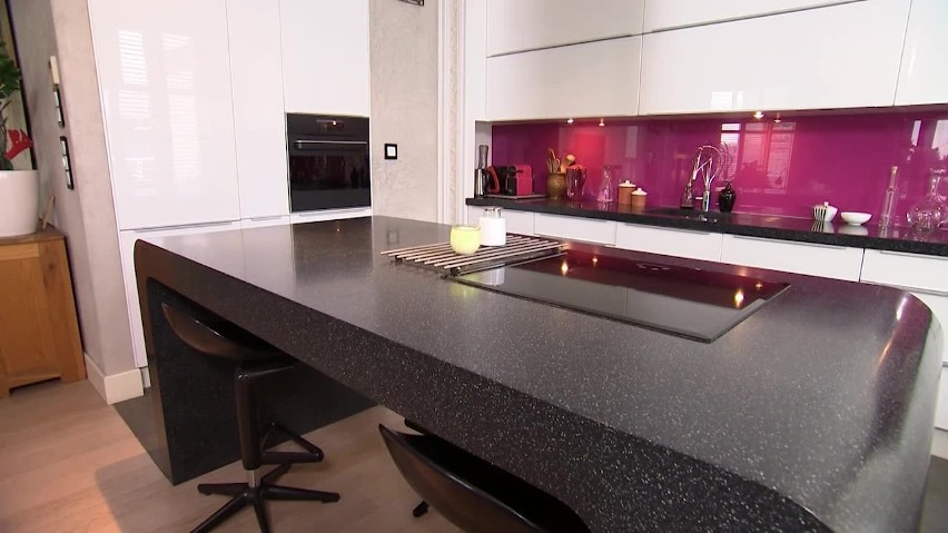 W kuchni znajduje się piękny monolityczny stół kuchenny....