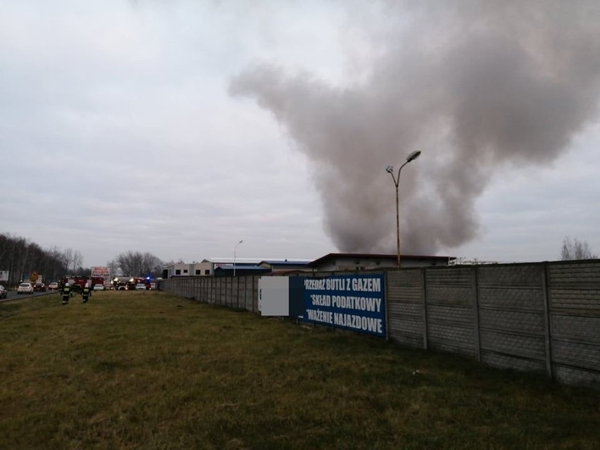 Pożar na złomowisku w Stalach w gminie Grębów. Kilka zastępów straży pożarnej w akcji [ZDJĘCIA] 