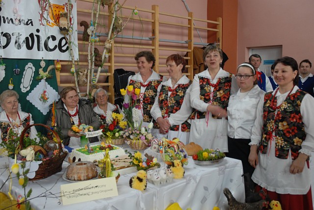 Wszystkie stoły na prezentacjach w Technikum nr 6 wyglądały bardzo świątecznie, podobnie jak ten przygotowany przez panie z zespołu Brzegowianki. 