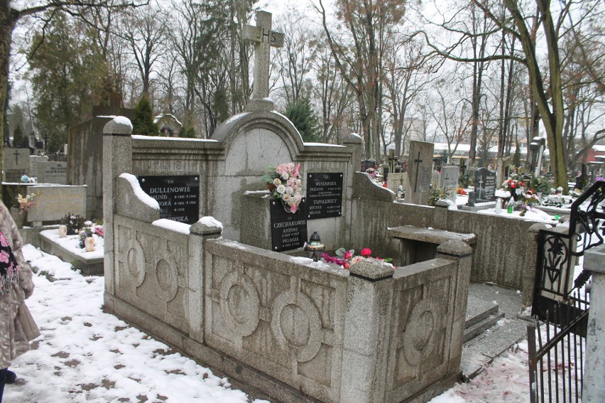 Paulina Winiarska spoczywa w rodzinnym grobowcu na cmentarzu...