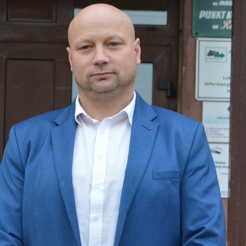 Damian Szpak, obecny wójt gminy Raków ma 44 lata. Urodzony w...